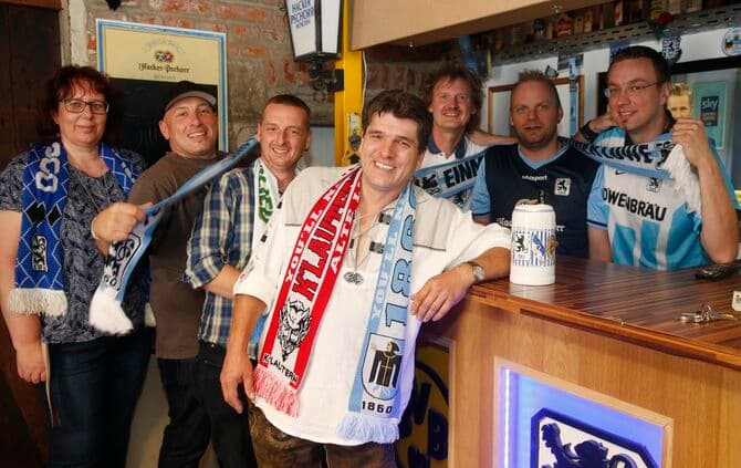 Mitglieder der Rems-Murr-Löwen mit Schals in der Kellerbar